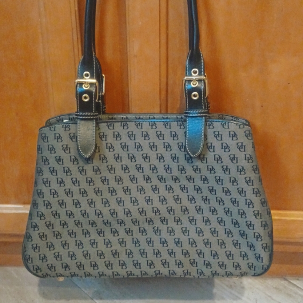 Classy Dooney & Bourke Signature Shoulder Bag - Picture 1 of 16
